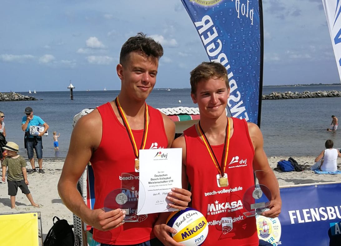 Sebastian Rösler l.) und Lorenz Deutloff sind Deutsche Meister U19 im Beach. Foto: VCD